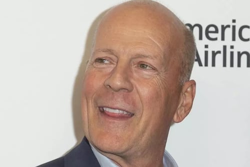 Esposa de Bruce Willis revela que el actor perdió el habla por la demencia