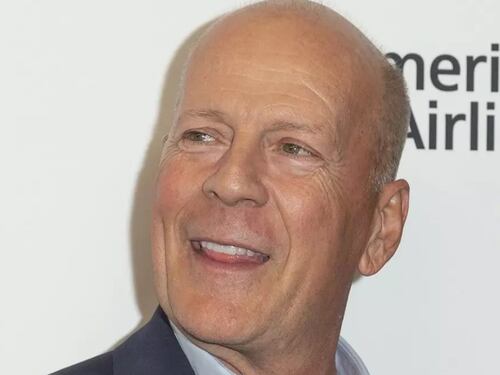 Esposa de Bruce Willis revela que el actor perdió el habla por la demencia