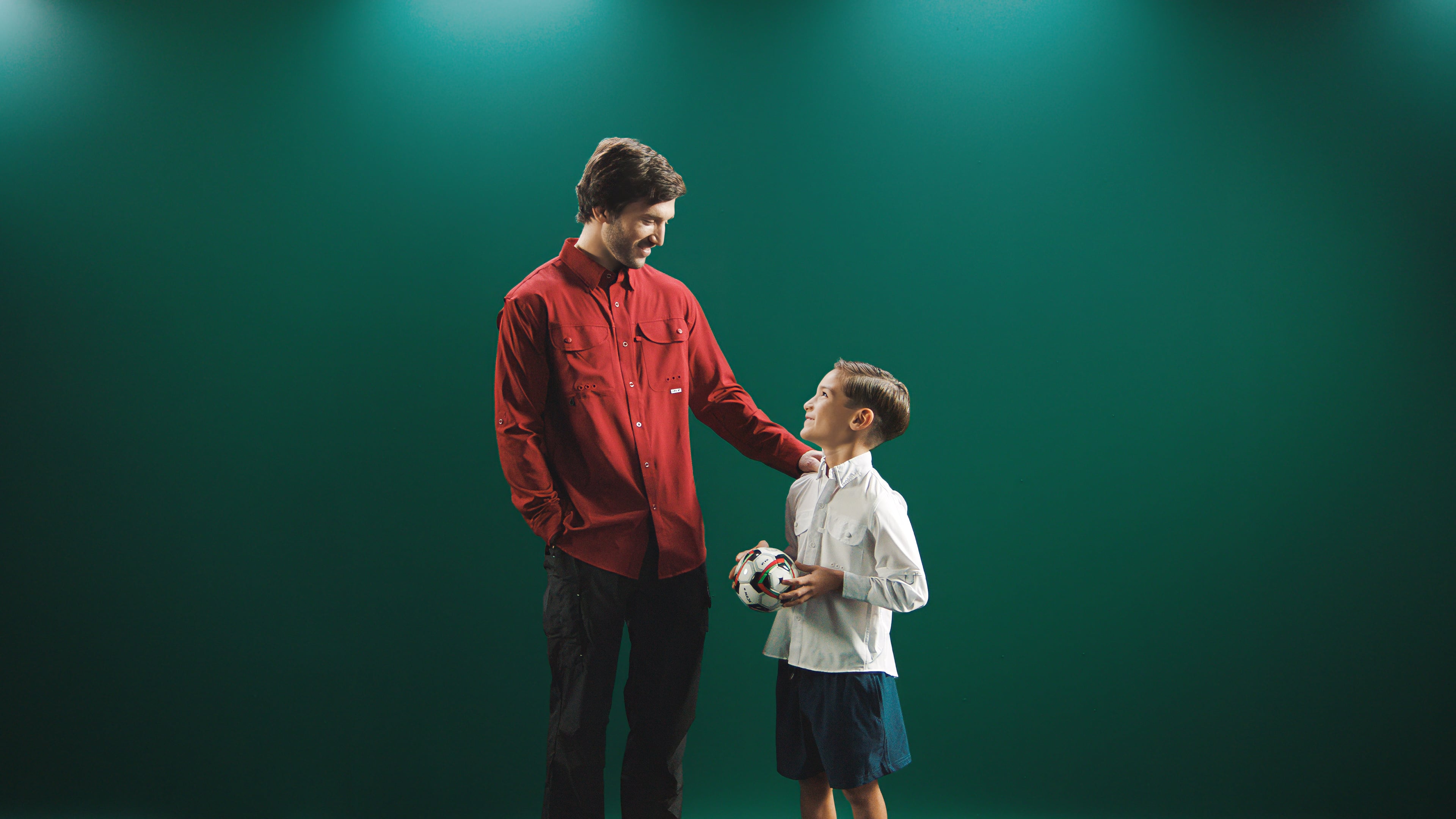 MAJA Sportswear propone utilizar uno de los símbolos más reconocidos del fútbol para hablar de gratitud, vínculos familiares y momentos que muchas veces se quedan sin decir. Foto: cortesía.