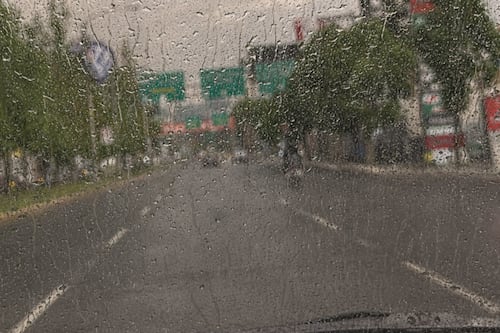 VIDEO. Fuerte lluvia y tormenta eléctrica afectan la capital esta tarde de domingo
