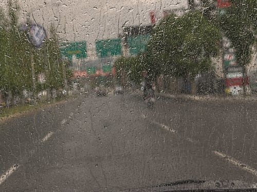 VIDEO. Fuerte lluvia y tormenta eléctrica afectan la capital esta tarde de domingo
