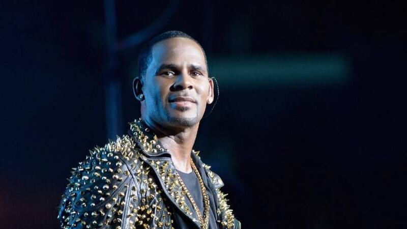 Cantante R. Kelly enfrentará 10 cargos de abuso sexual agravado