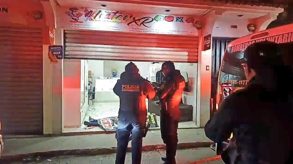 La víctima quedó tendida en la entrada del negocio. Foto: RRSS