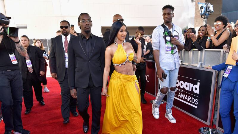 FOTOS. Offset le mete la lengua a Cardi B en los Billboard y todos captan el momento