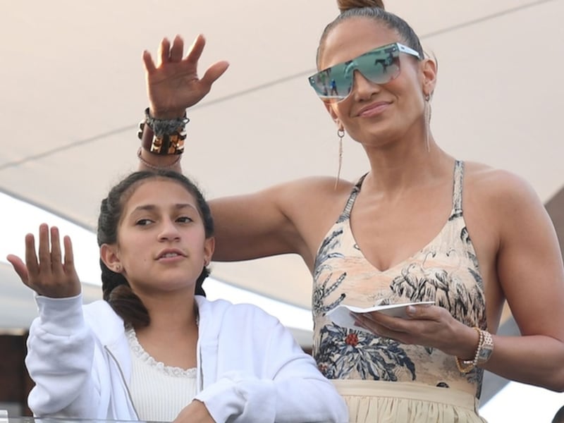 Jennifer López sale de compras con su hija y fans creyeron que era el niño