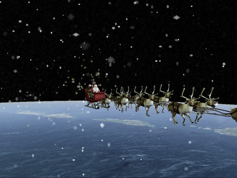 Santa Claus ya está repartiendo regalos con sus renos
