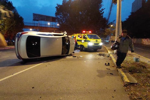 Conductora vuelca tras chocar contra poste en zona 13