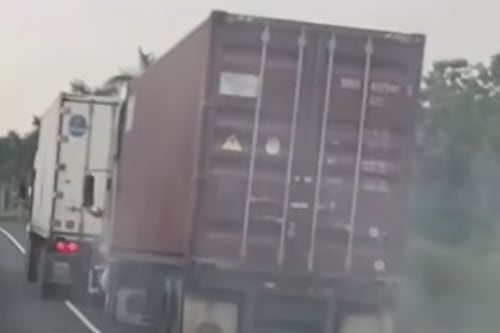 Piloto hace maniobra para evitar que otro tráiler sin frenos se accidente en la autopista Palín-Escuintla