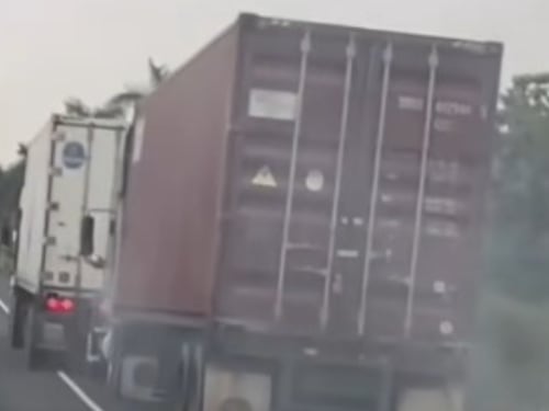Piloto hace maniobra para evitar que otro tráiler sin frenos se accidente en la autopista Palín-Escuintla