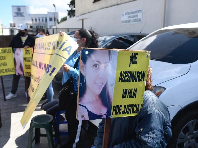 Familiares y amigos de Luz María protestan en Centro de Justicia de Delitos de Femicidio