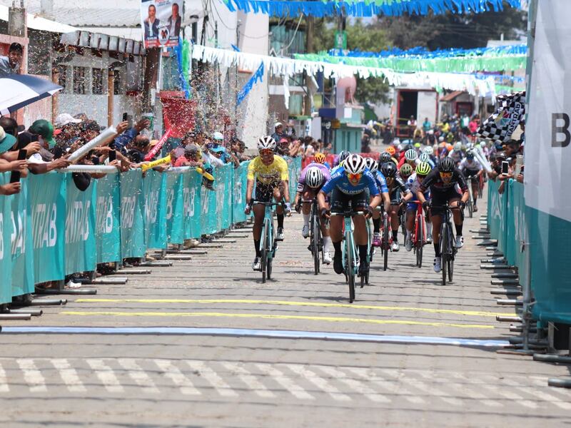 ¡La colombiana Serika Gulumá conquista la segunda etapa de la Vuelta Femenina!
