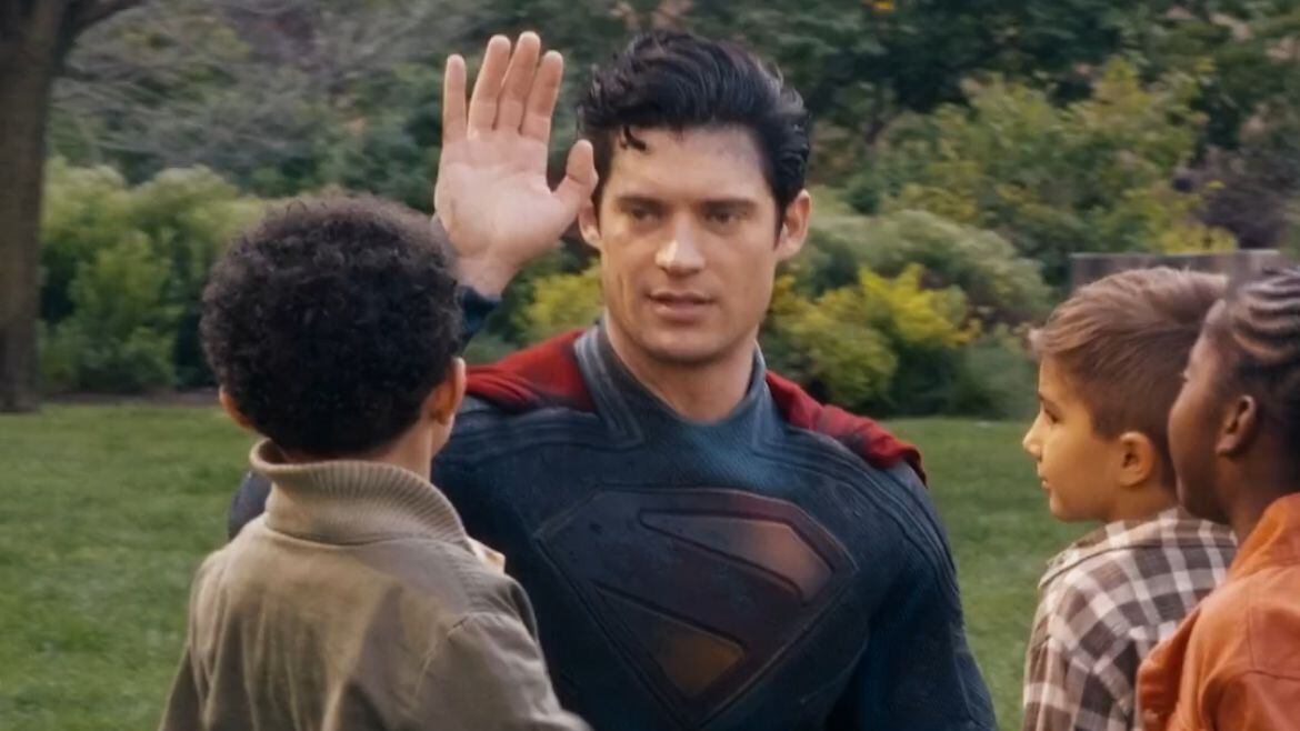 ¡Así se gana el corazón de todos!
David Corenswet fue captado conviviendo con niños en el set de #Superman.