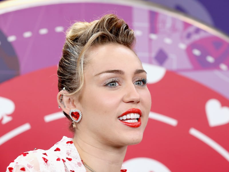 Con un vestido transparente, Miley Cyrus no decepciona en los VMAs 2020