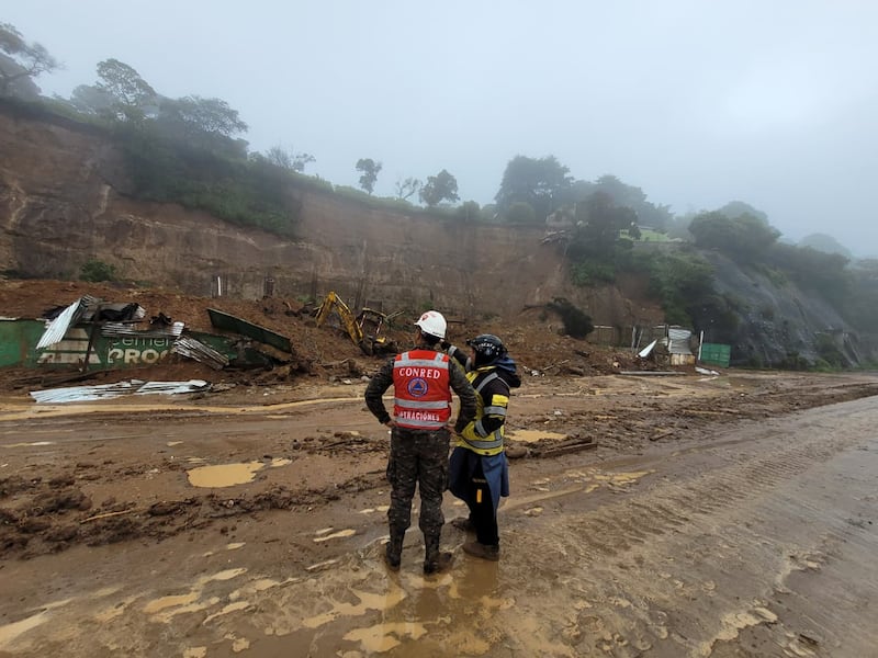 Trabajos para habilitar los 4 carriles tras el derrumbe en el kilómetro 24 de la carretera a El Salvador.