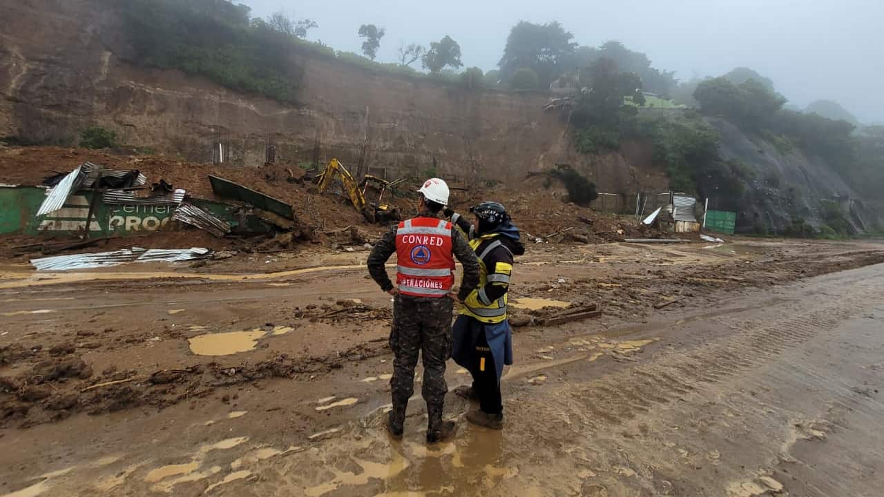 Trabajos para habilitar los 4 carriles tras el derrumbe en el kilómetro 24 de la carretera a El Salvador.