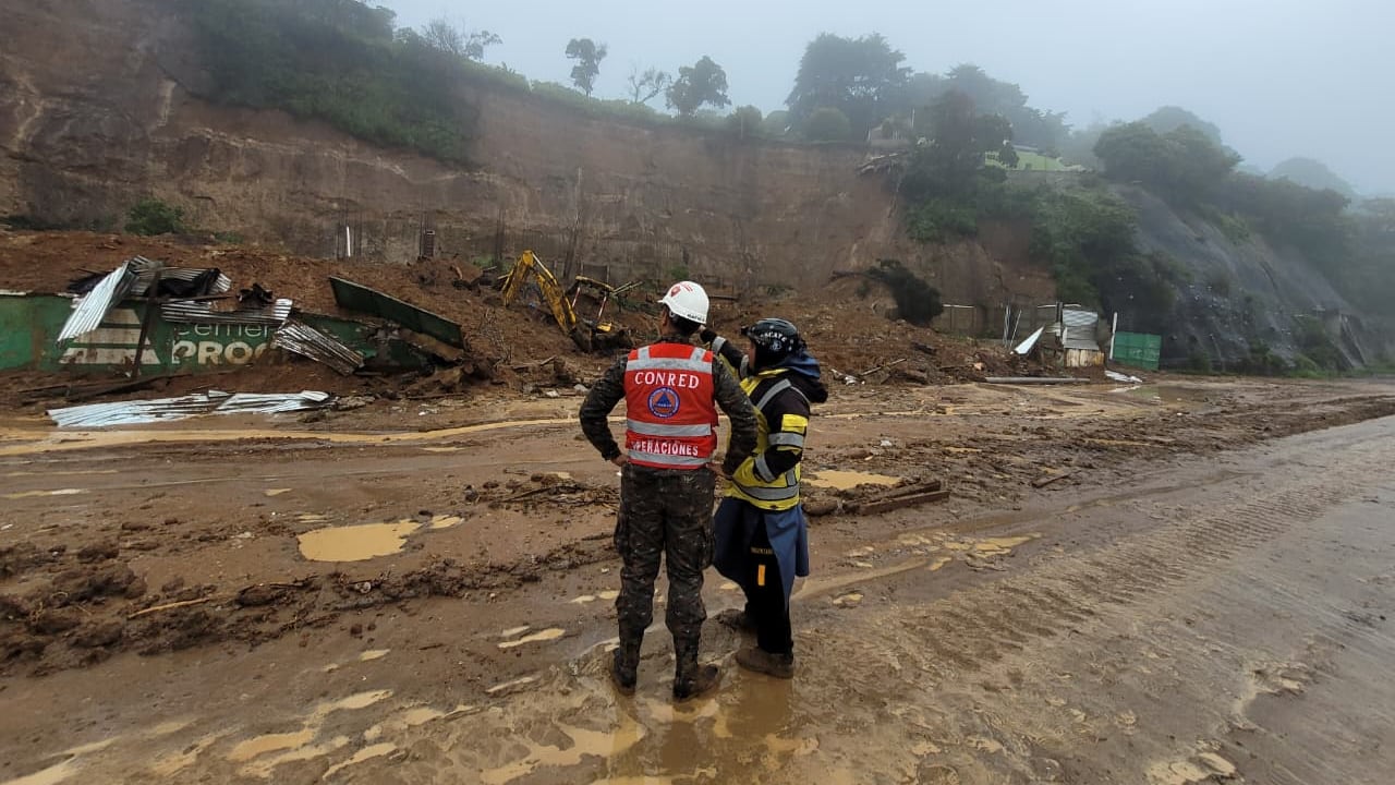 Trabajos para habilitar los 4 carriles tras el derrumbe en el kilómetro 24 de la carretera a El Salvador.