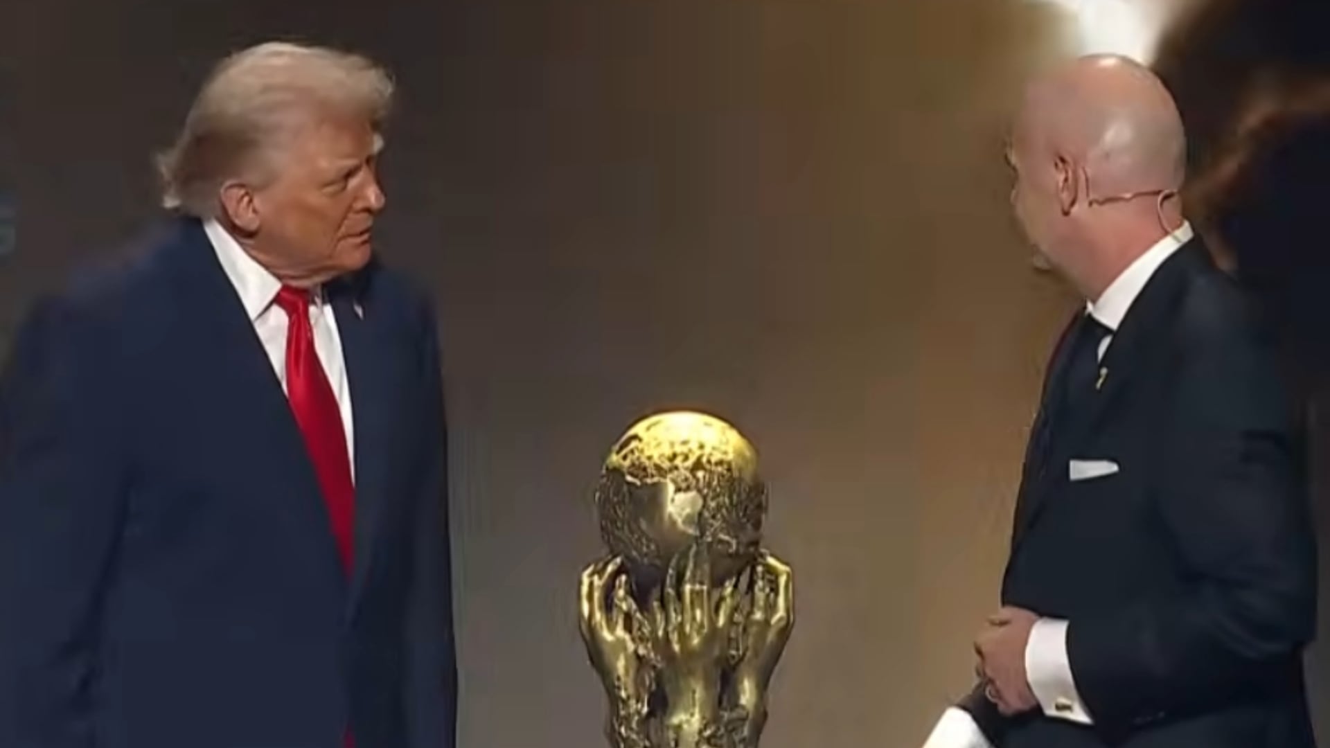 Donald Trump fue premiado con reconocimiento de la paz por parte de la FIFA.