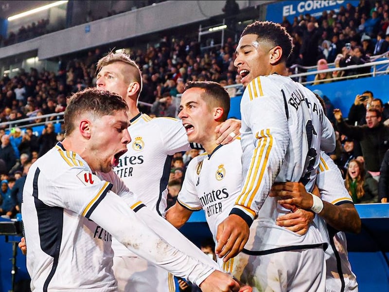 Real Madrid gana y es líder con 10 jugadores