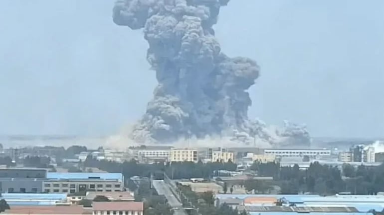 VIDEO. Captan el momento en que explota una planta química