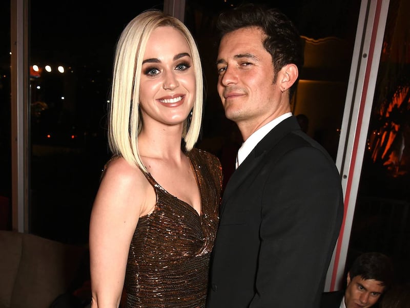 Katy Perry sufre falla de vestuario y Orlando Bloom sube al escenario y lo arregla
