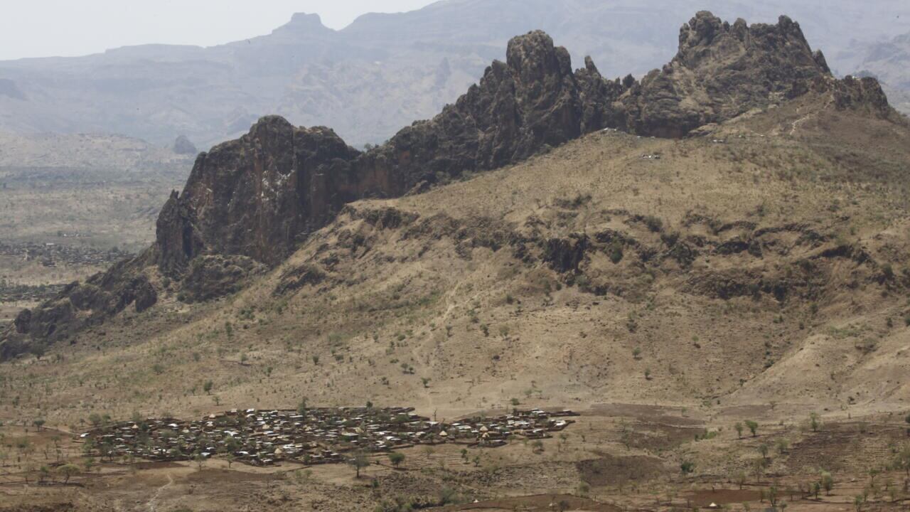 Deslizamiento de tierra deja al menos mil fallecidos y un sobreviviente. (Foto: France 24)