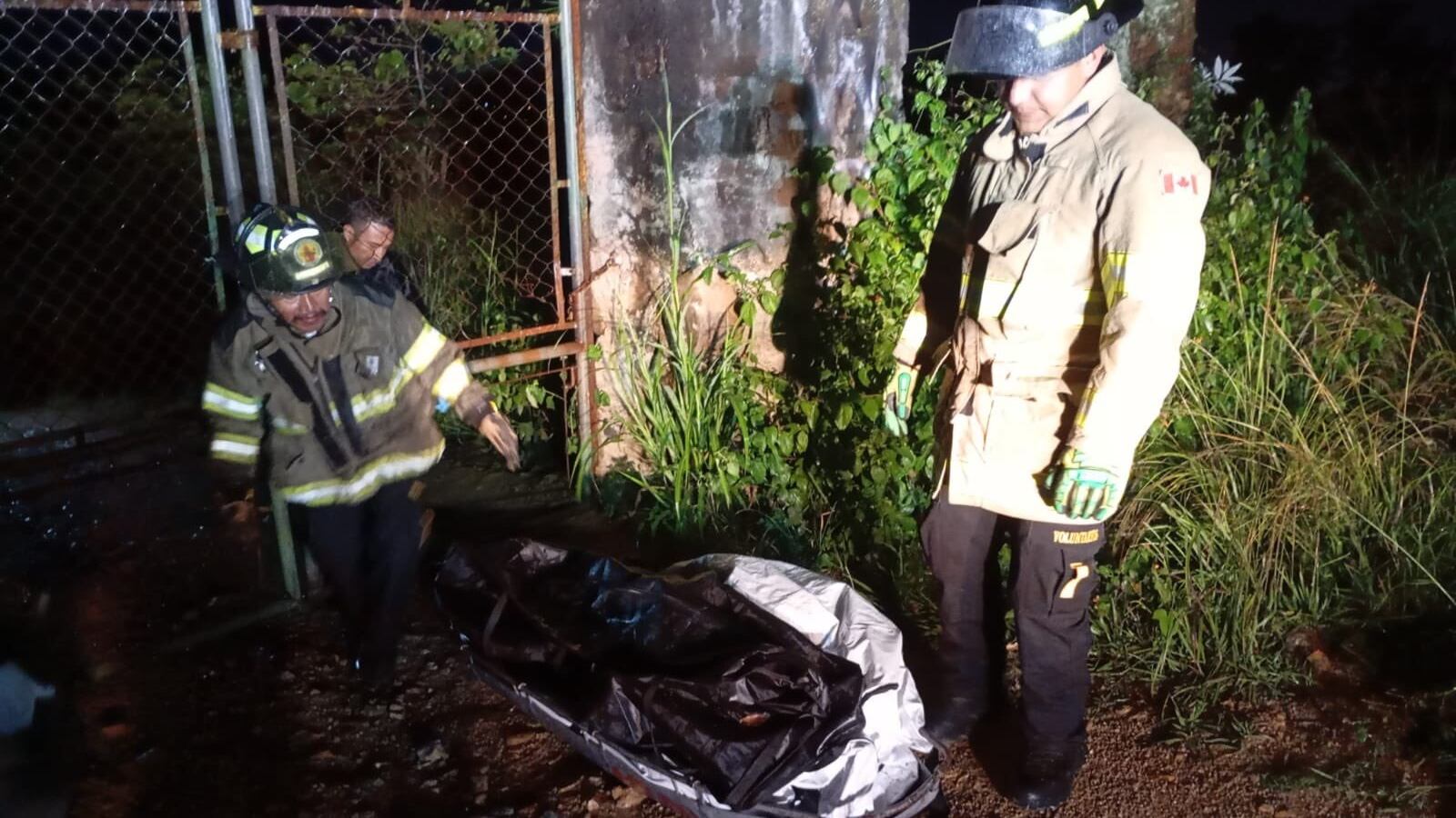 Los cuerpos de dos personas en estado de putrefacción fueron localizados en el interior de la finca Argentina. Foto: CBV