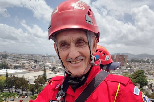 Bombero municipal regresará al puente Las Vacas vestido de Santa Clos