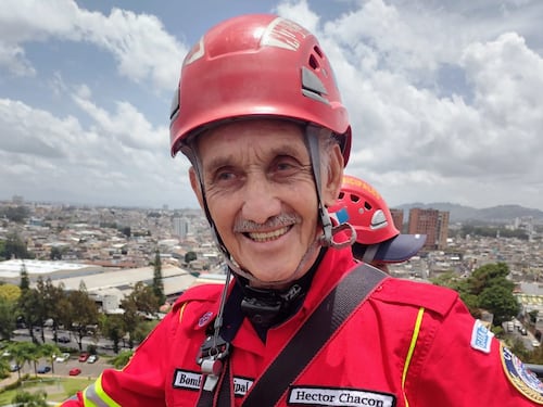 Bombero municipal regresará al puente Las Vacas vestido de Santa Clos