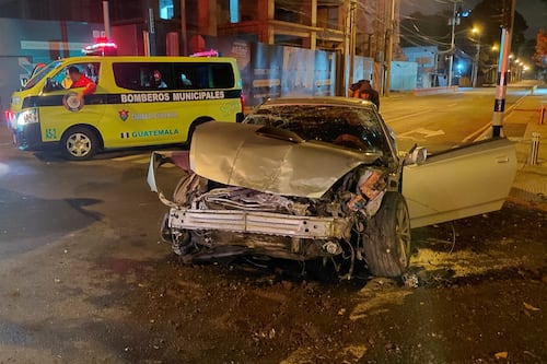 Accidente de tránsito deja cuatro personas heridas en zona 10