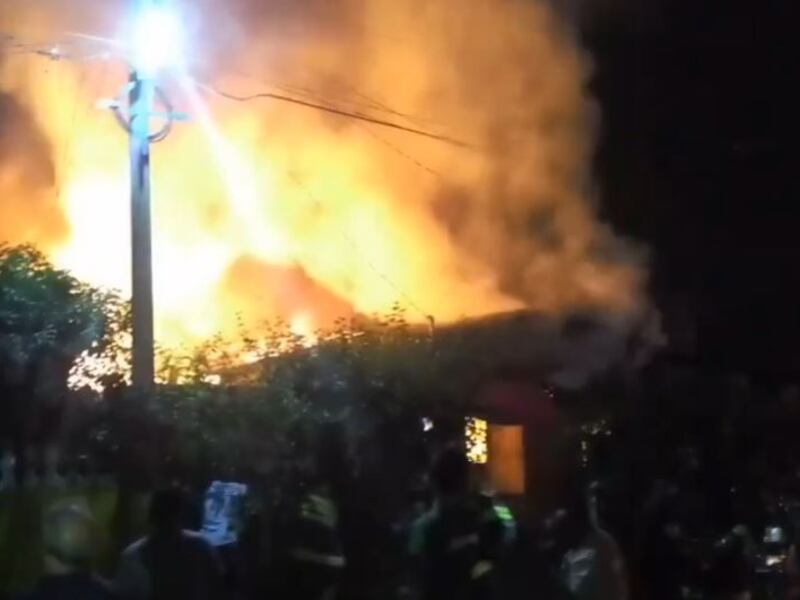 Arden dos viviendas por quema de juegos pirotécnicos en San Martín Zapotitlán, Retalhuleu