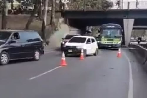 Confuso incidente armado en El Trébol: conductor baleado embiste a motorista