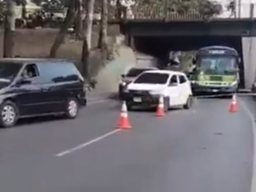 Confuso incidente armado en El Trébol: conductor baleado embiste a motorista