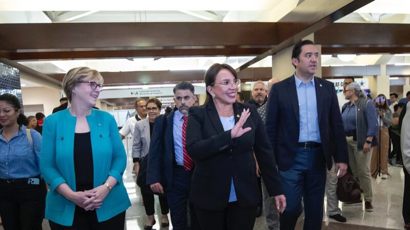 Presidenta de Honduras visita a migrantes en Texas