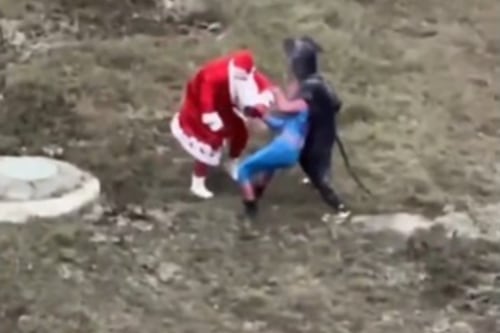 VIDEO. Santa Claus, Spider-Man y “Remy” de Ratatouille protagonizan pelea en Rusia