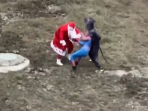 VIDEO. Santa Claus, Spider-Man y “Remy” de Ratatouille protagonizan pelea en Rusia