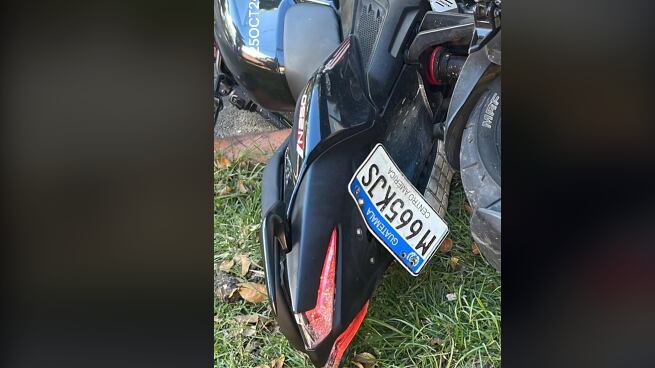 La moto de los delincuentes quedó abandonada.