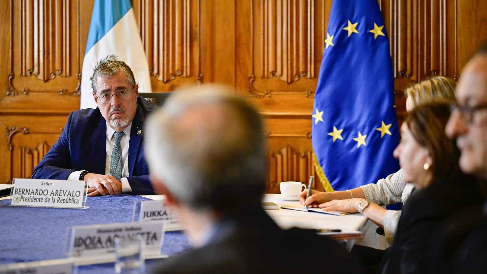 Bernardo Arévalo durante su reunión con la Misión de Observación de la Unión Europea. Foto: Gobierno de Arévalo