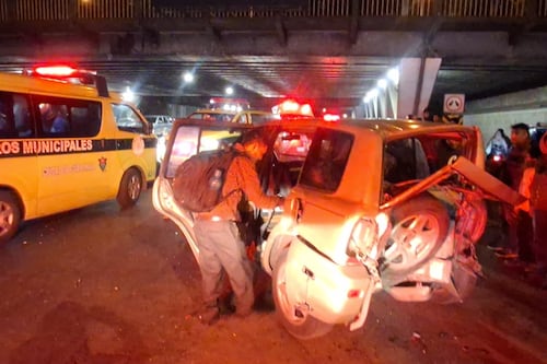 Momentos posteriores al accidente de carros que dejó cuatro heridos en los puentes Gemelos