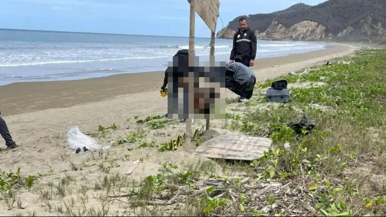 Halladas 5 cabezas humanas colgadas en playa de Ecuador como advertencia a extorsionadores