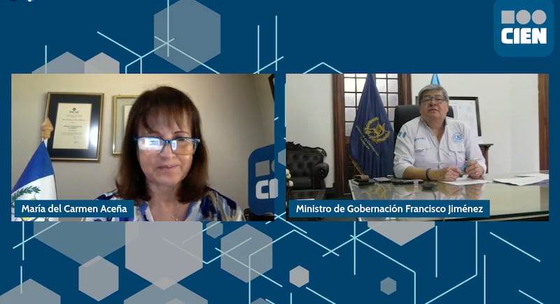 María del Cármen Aceña, del CIEN, durante la charla con Francisco Jiménez, ministro de Gobernación.