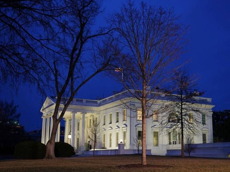 La Casa Blanca cierra filas ante escándalo por acusaciones de violencia doméstica