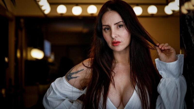 La Mala Rodríguez posa, se le rompe la falda y muestra su booty en todo su esplendor