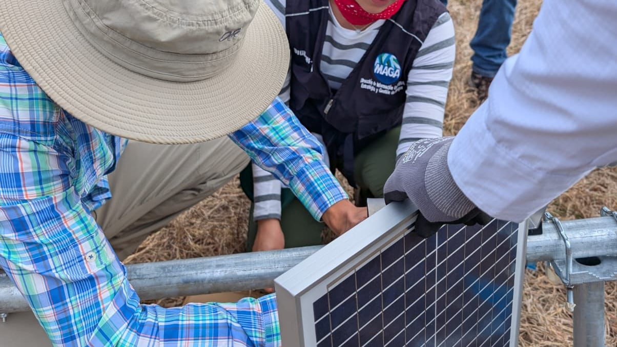 Instalan sensores de humedad del suelo en San Jerónimo, Baja Verapaz.