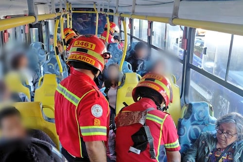 Asaltan bus del transporte público; Bomberos Municipales asisten a más de 35 pasajeros