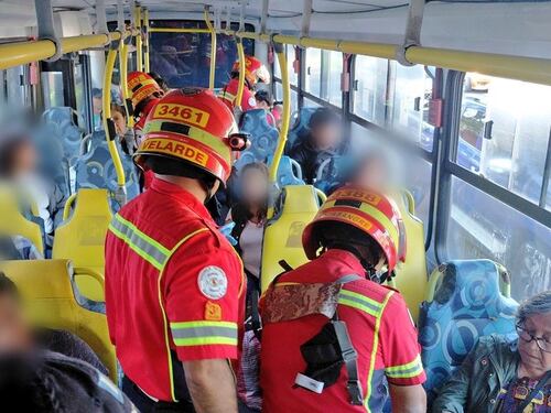 Asaltan bus del transporte público; Bomberos Municipales asisten a más de 35 pasajeros