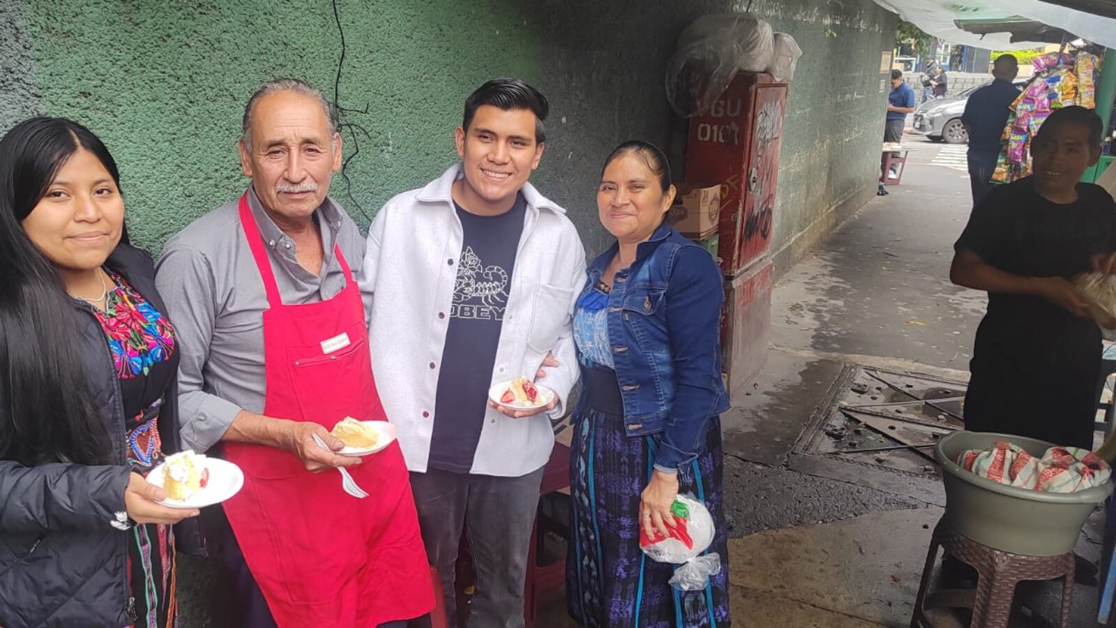 Víctor Rosales vende shucos en zona 10.