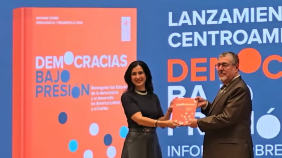 La directora regional del PNUD, Michelle Muschett, junto con el presidente Bernardo Arévalo, durante la entrega del informe "Democracias bajo presión. Reimaginar los futuros de la democracia y el desarrollo en la región".