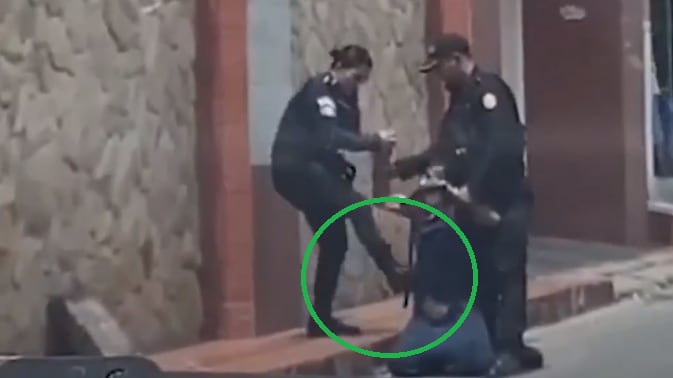 Agentes de la PNC golpean a un detenido en Jutiapa