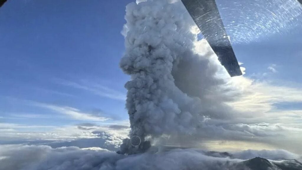 Es un complejo de dos estratovolcanes superpuestos dentro de una gran caldera en la costa oriental de la península de Kamchatka, Rusia. (Foto: Redes sociales)