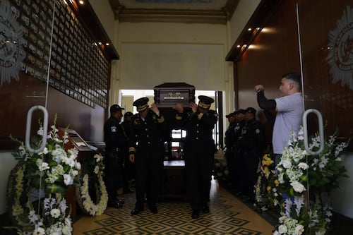 Honran al agente número 11 caído durante los ataques del Barrio 18